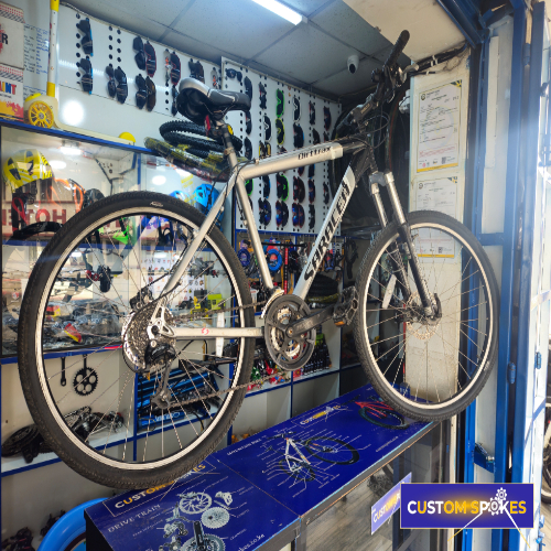 EX UK Saracen Size 26 Bicycle